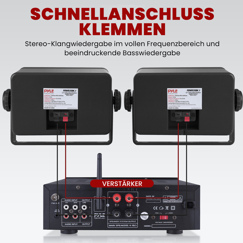 Zwei schwarze Lautsprecher verbunden mit einem Verstärker.