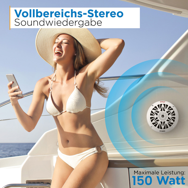 Frau in Bikini auf Boot mit Lautsprecher und Text: Vollbereichs-Stereo Soundwiedergabe.