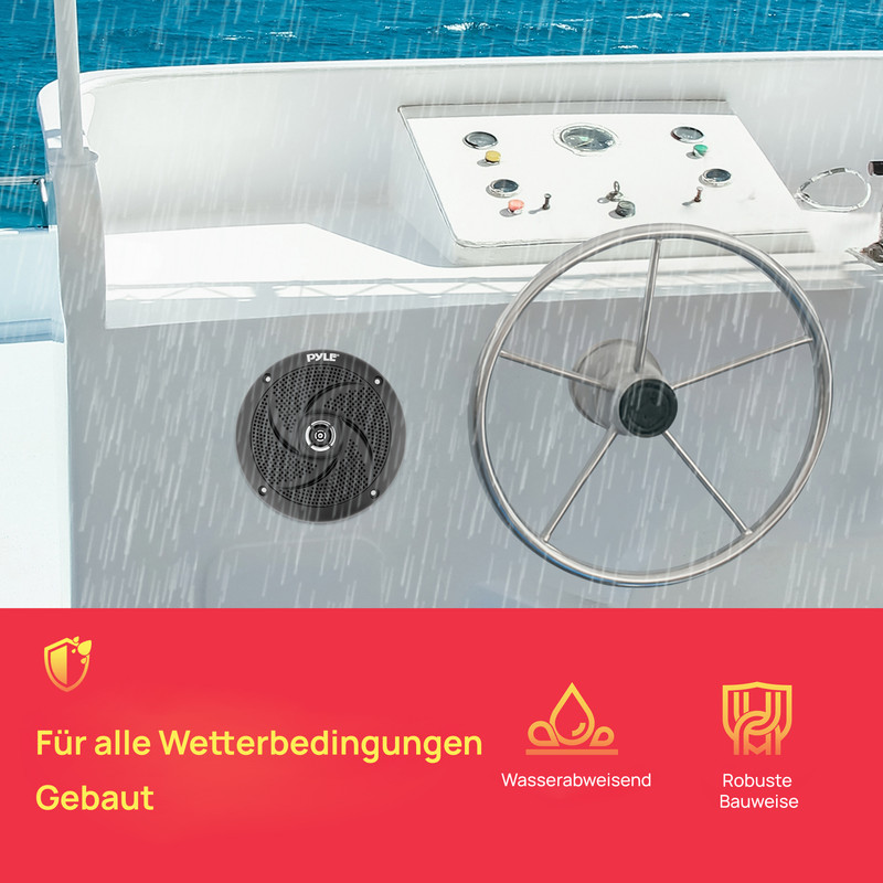 Ein Lautsprecher und Steuerrad auf einem Boot bei Regen.