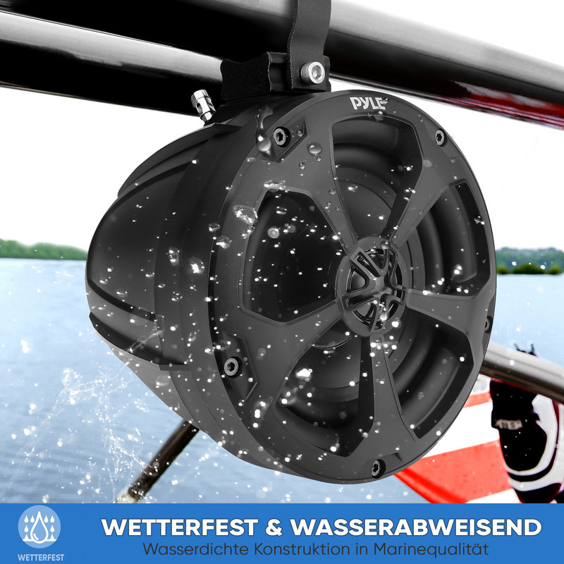 Ein schwarzer Marine-Lautsprecher mit Wassertropfen, auf einem Boot montiert, im Hintergrund Wasser.