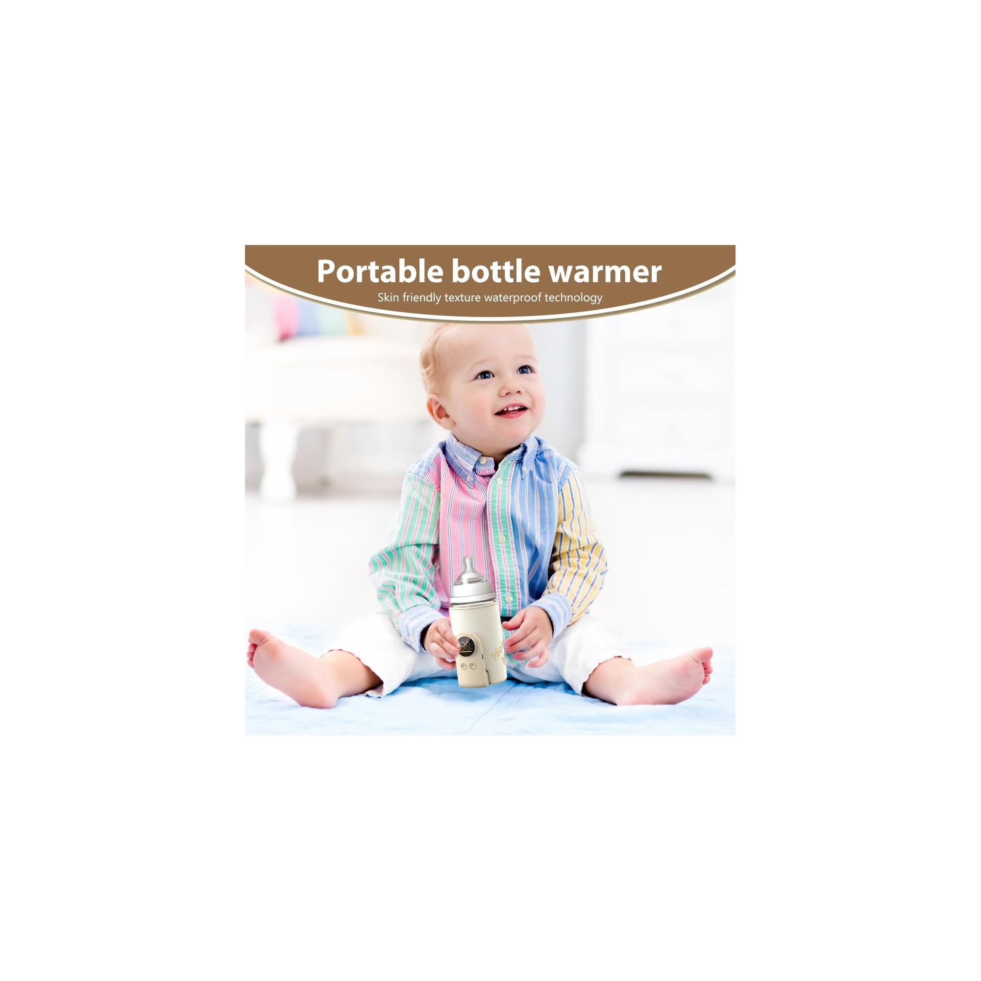 Ein Baby sitzt mit einem Flaschenwärmer im Schoß.