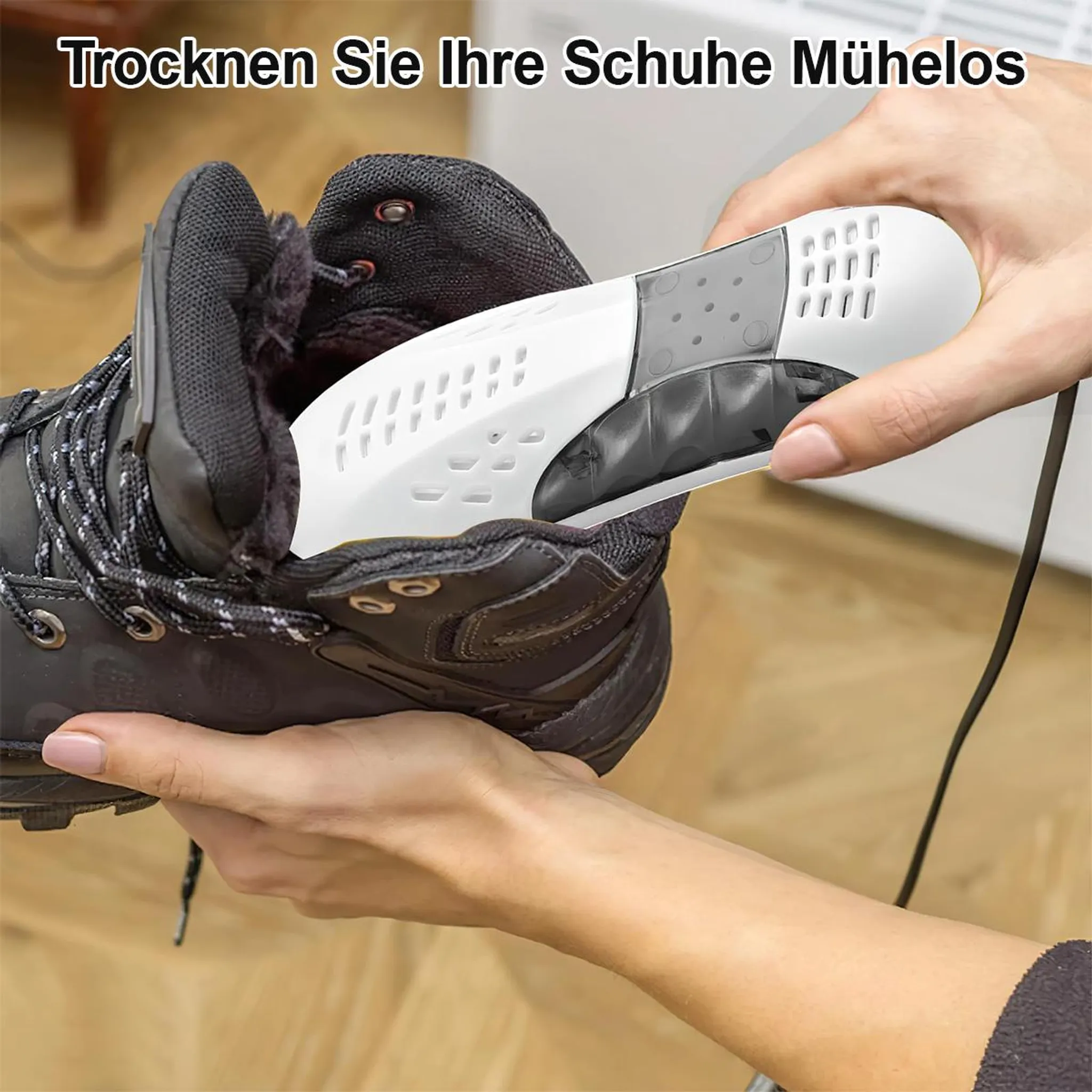 Ein weißer Schuhanzünder wird in einen schwarzen Stiefel eingeführt.