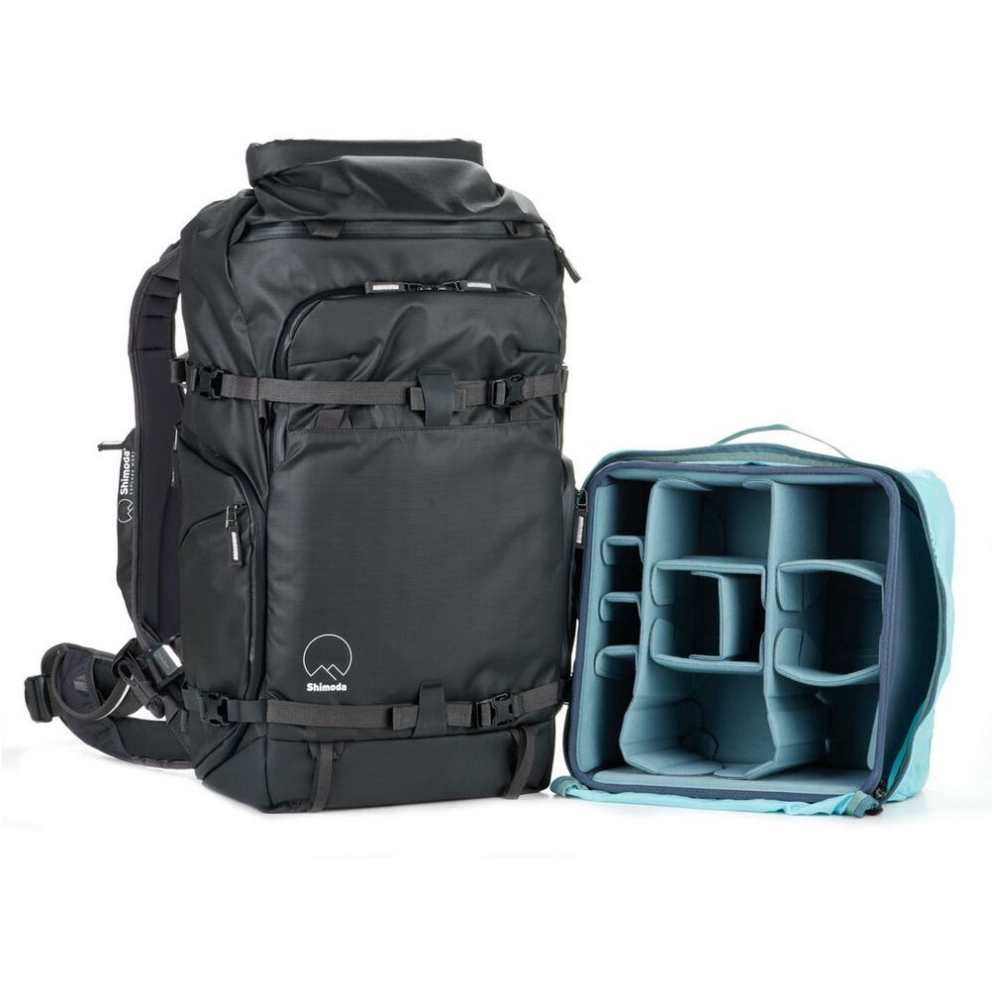 Zwarte rugzak met een open turquoise gevoerde camera-inzet.