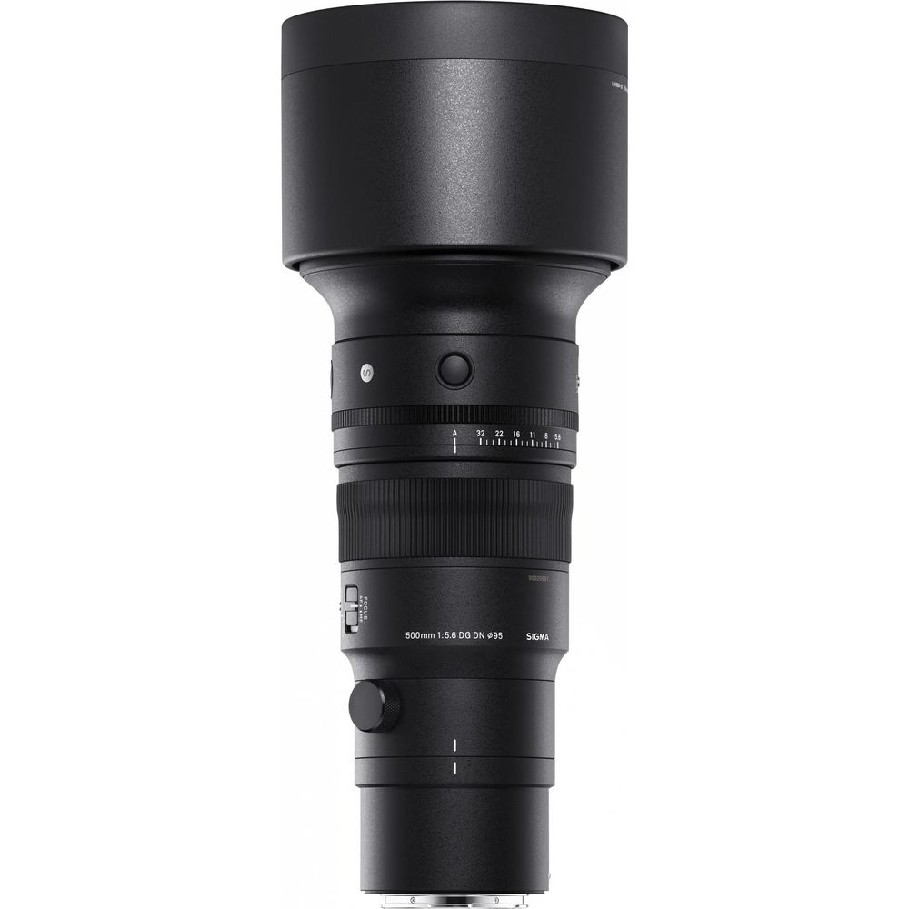 Un obiettivo Sigma 500mm f/5.6 DG DN nero con ghiera di messa a fuoco e marcature diaframma.