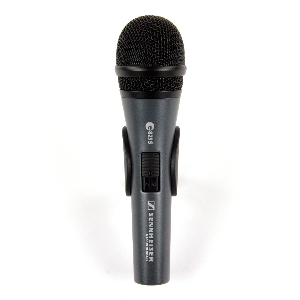 Szary mikrofon Sennheiser E 825 S z czarną kratką i przełącznikiem.