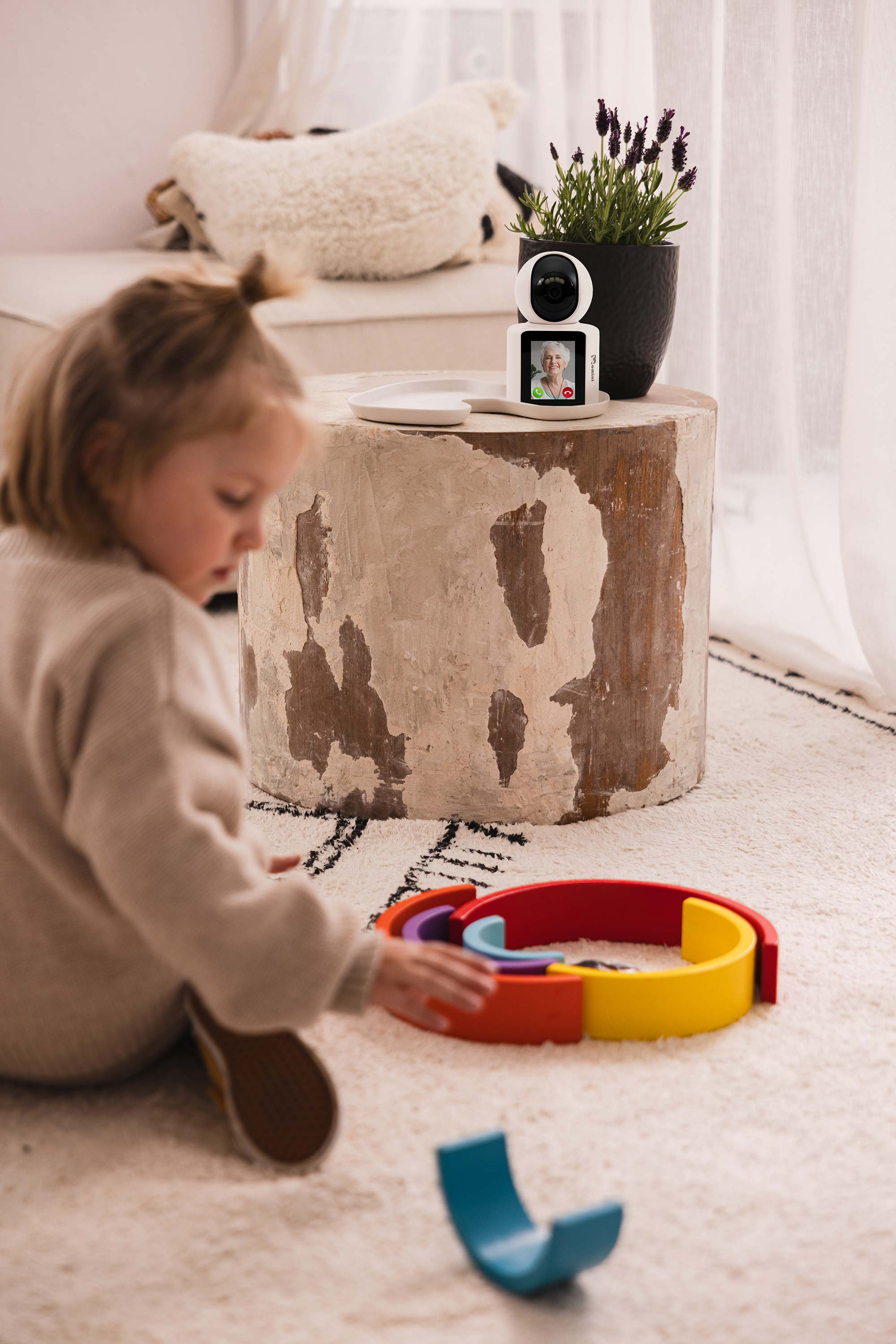 Un bambino gioca con blocchi di legno colorati su un tappeto.