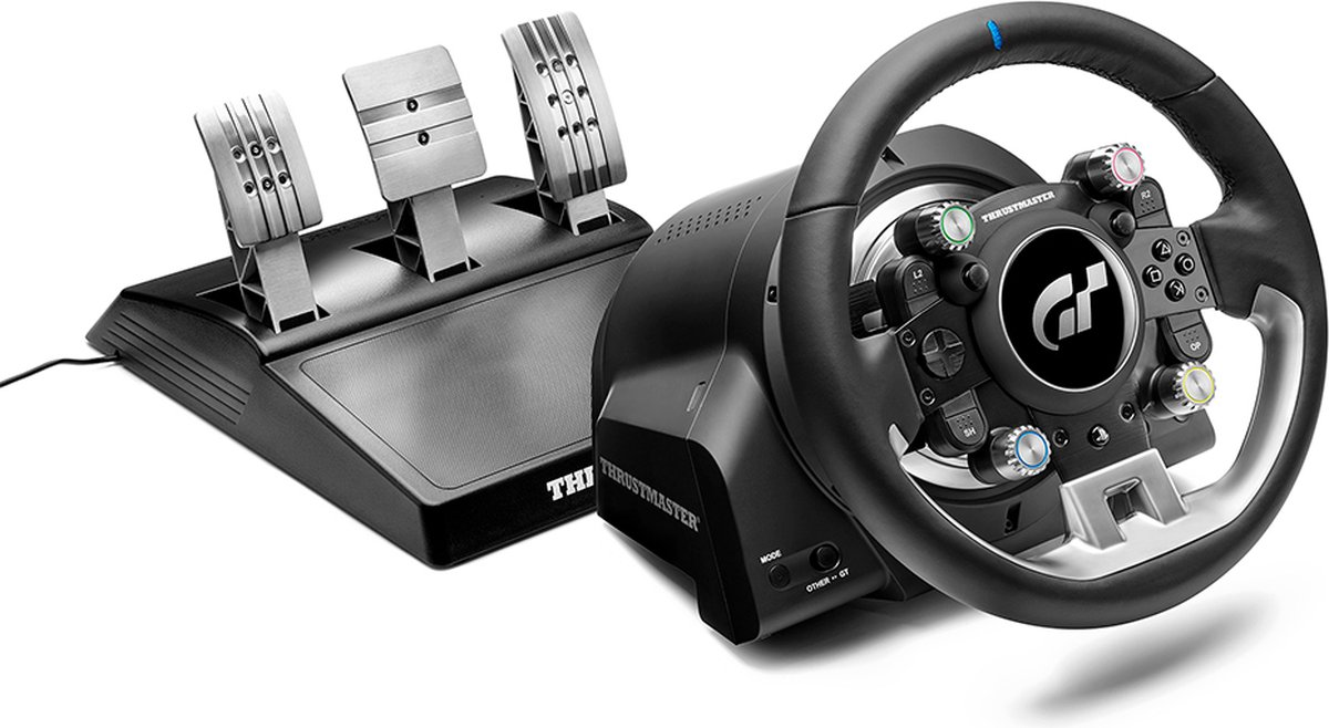 Un volante e set di pedali da gioco neri su sfondo bianco.
