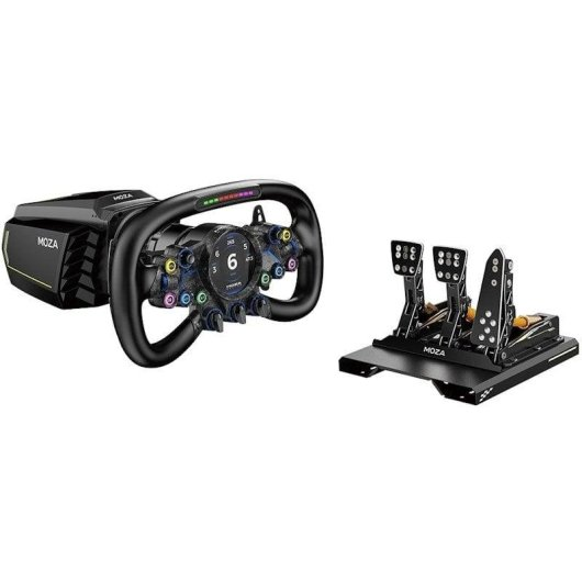 Volante da corsa nero con display digitale e pulsanti colorati accanto a un set di pedali nero.