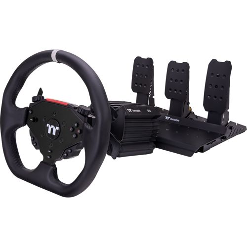 Un volante da corsa nero con tre pedali, su sfondo bianco.