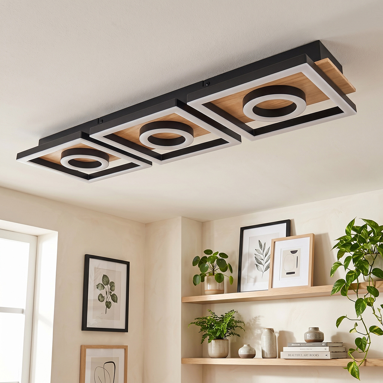 Moderne Deckenleuchte mit drei quadratischen Holz- und Metallrahmen mit Ringen.
