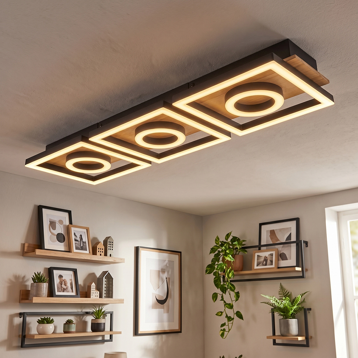 Moderne Deckenleuchte mit Holz- und Metallquadraten, beleuchtet von LED-Ringen.