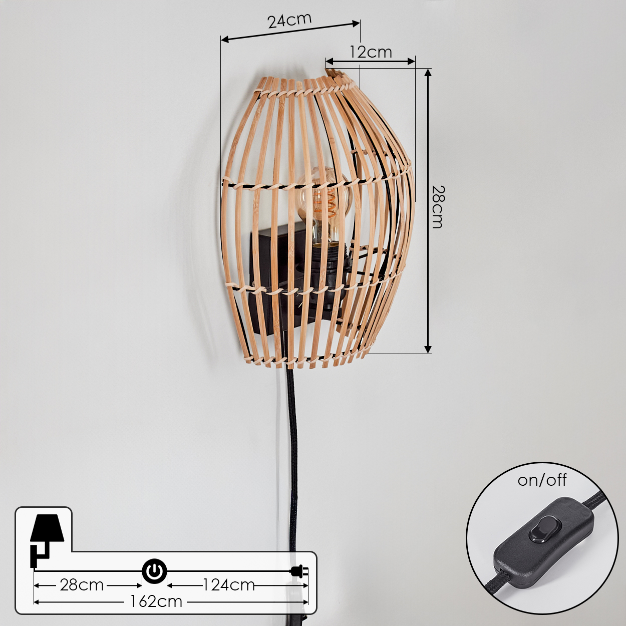 Eine Wandlampe aus hellem Holzgeflecht mit schwarzem Kabel und Schalter.