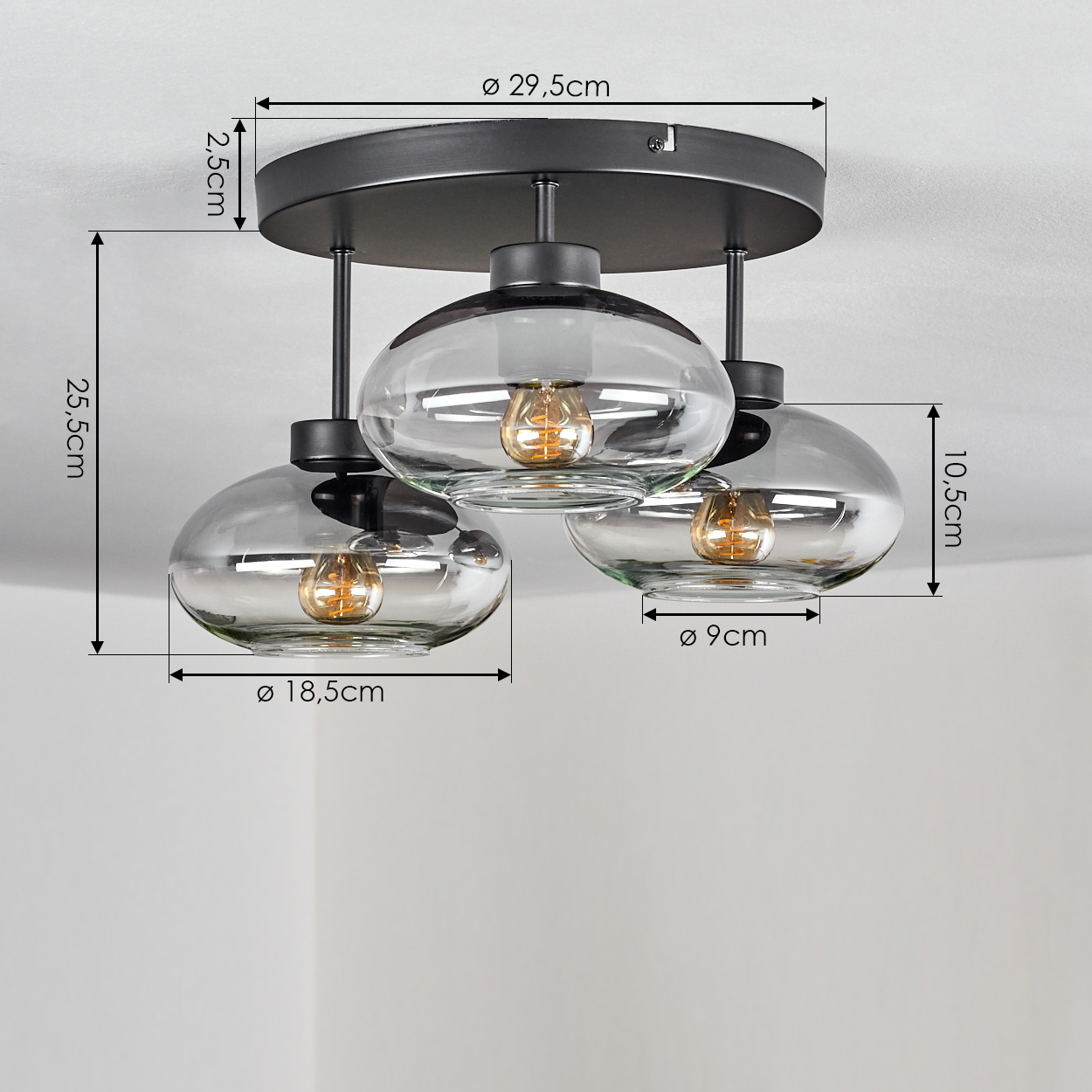Deckenleuchte mit drei rauchglas Lampenschirmen und sichtbaren Glühbirnen.