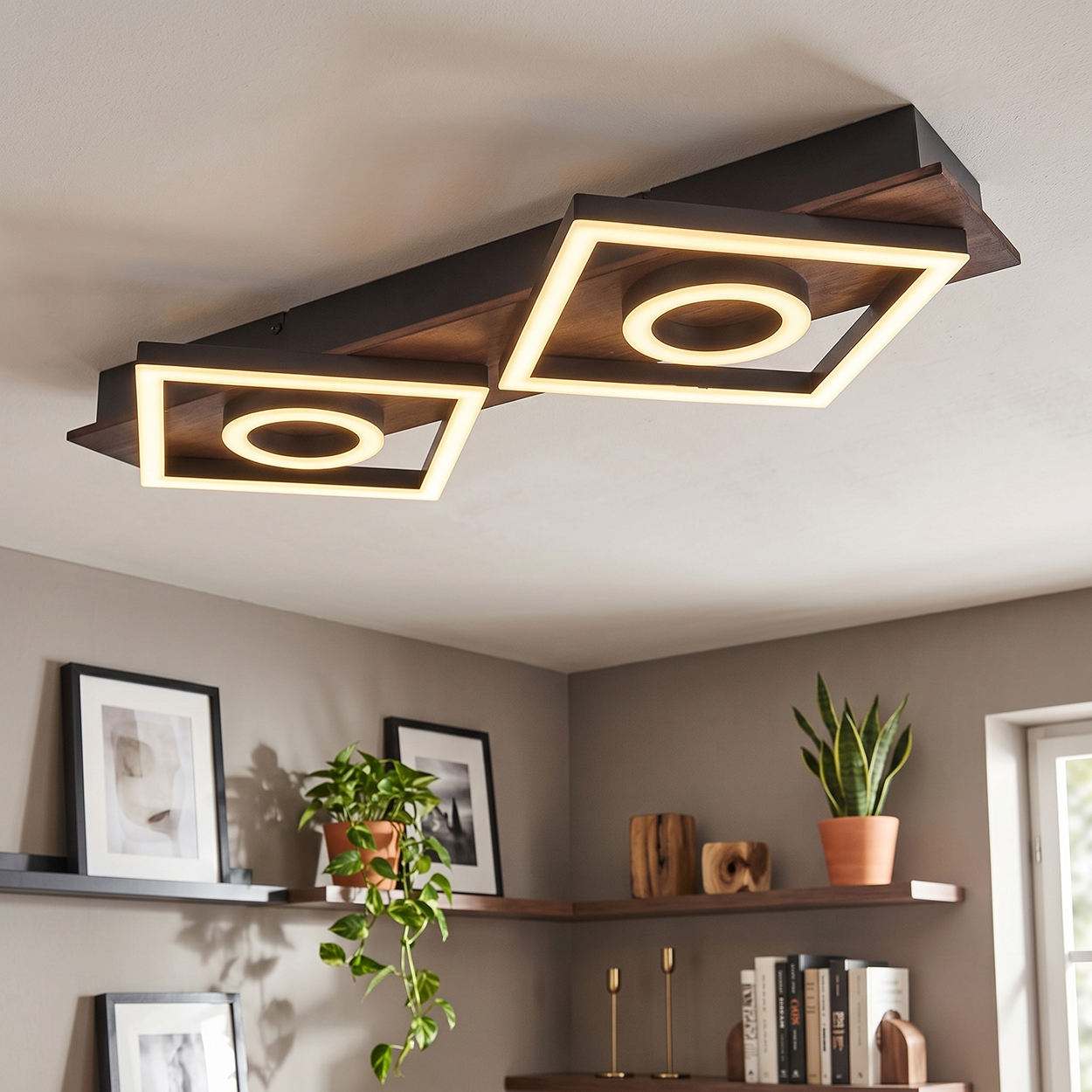 Moderne Deckenleuchte mit zwei quadratischen Holzrahmen und integrierten LED-Ringen.
