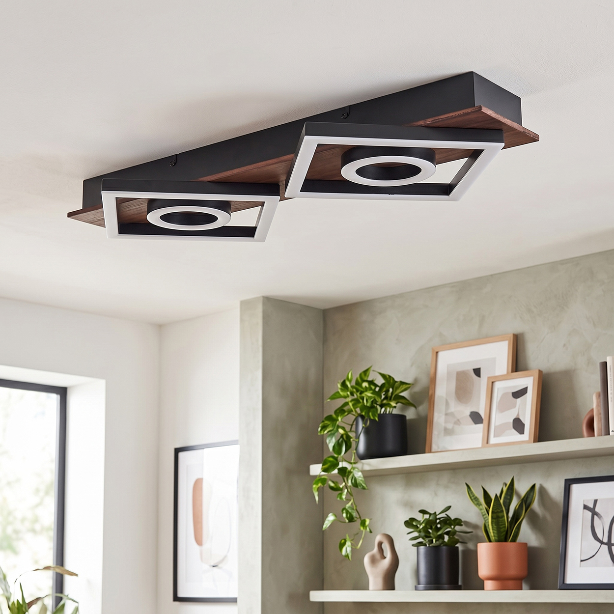 Moderne Deckenleuchte mit dunklem Holz und weißen Quadraten mit Ringen.
