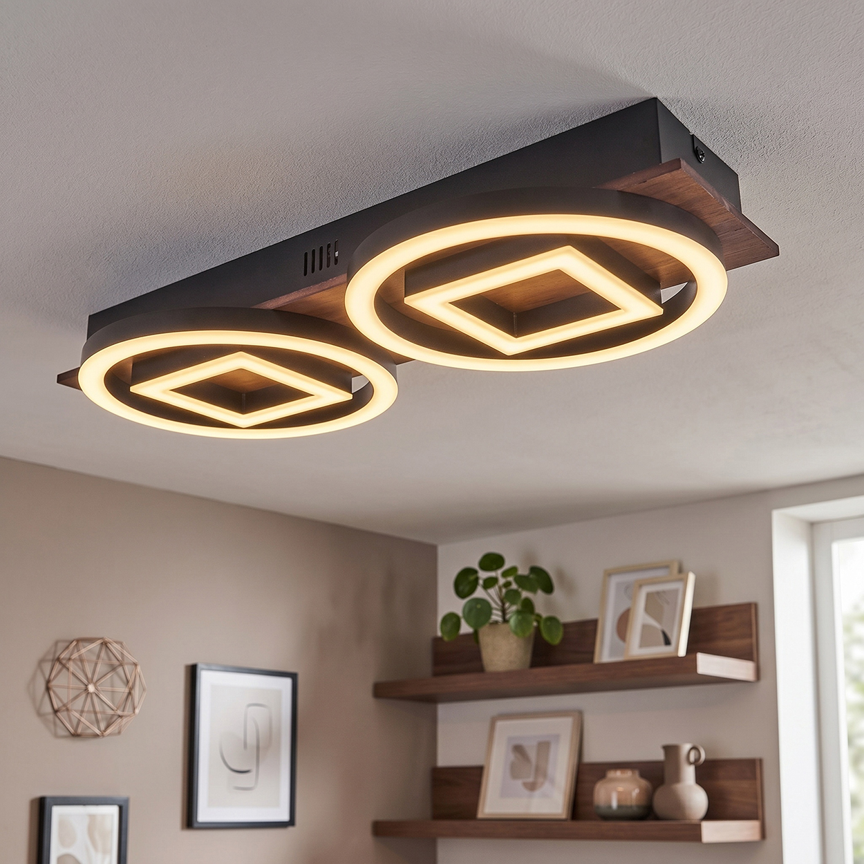 Moderne Deckenleuchte mit zwei Ringen und quadratischen Einsätzen, Holzdetails.