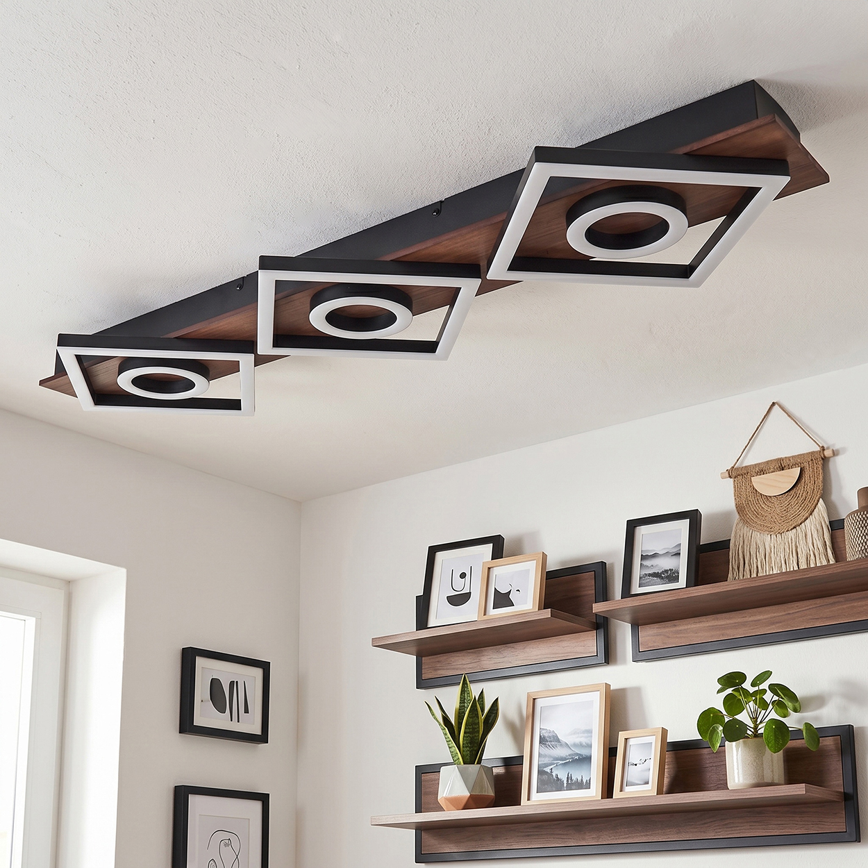Moderne Deckenleuchte mit Holz und Metall, drei quadratische Leuchten mit Ring.