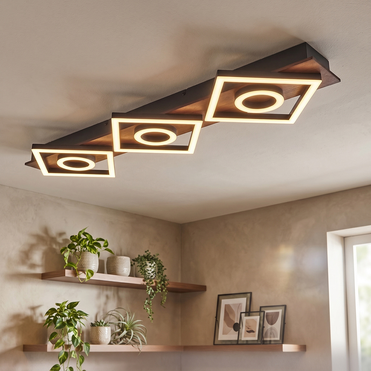 Moderne Deckenleuchte mit drei quadratischen Leuchten und Holzdetails.