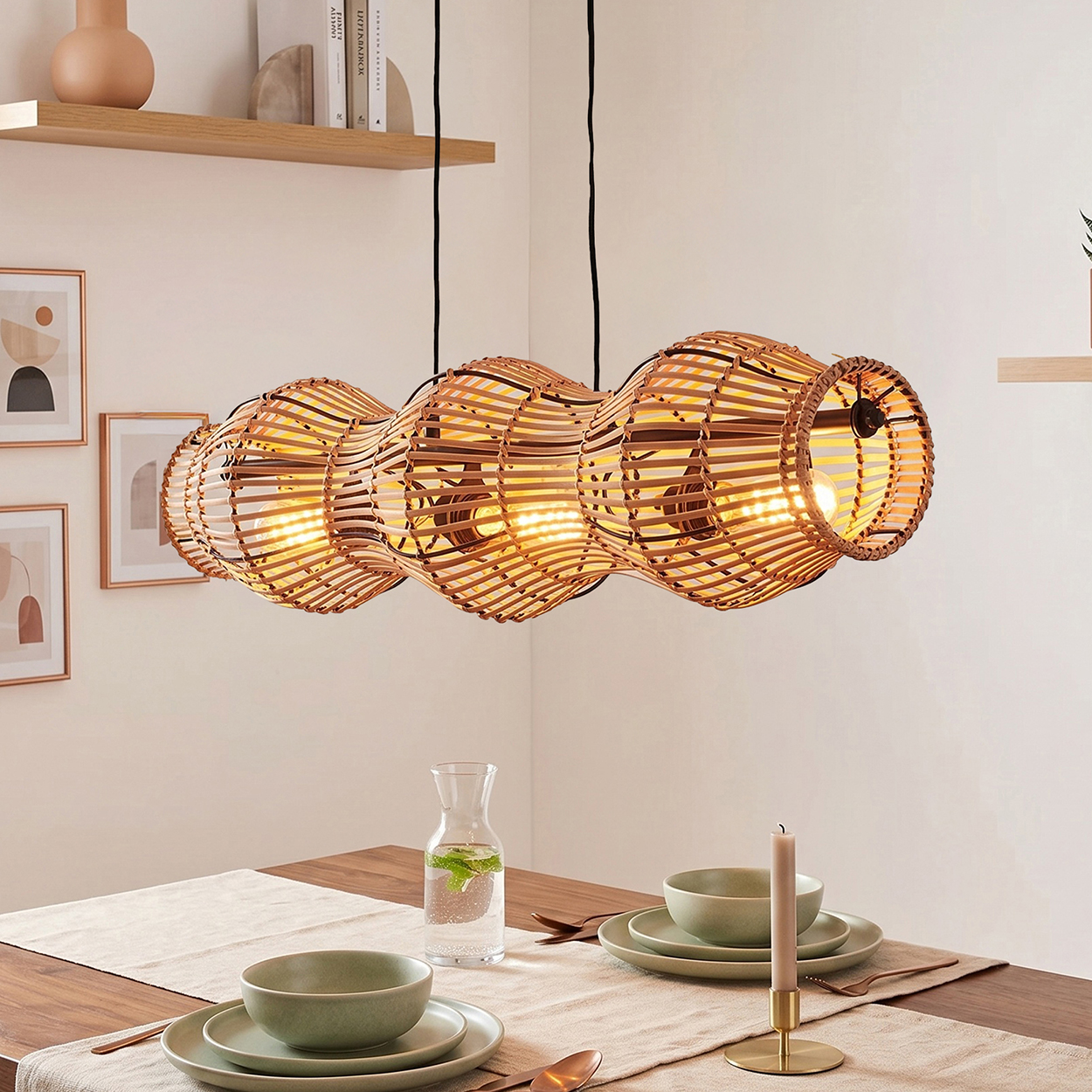 Ein Rattanhängeleuchter mit mehreren Lampenschirmen über einem Holztisch.