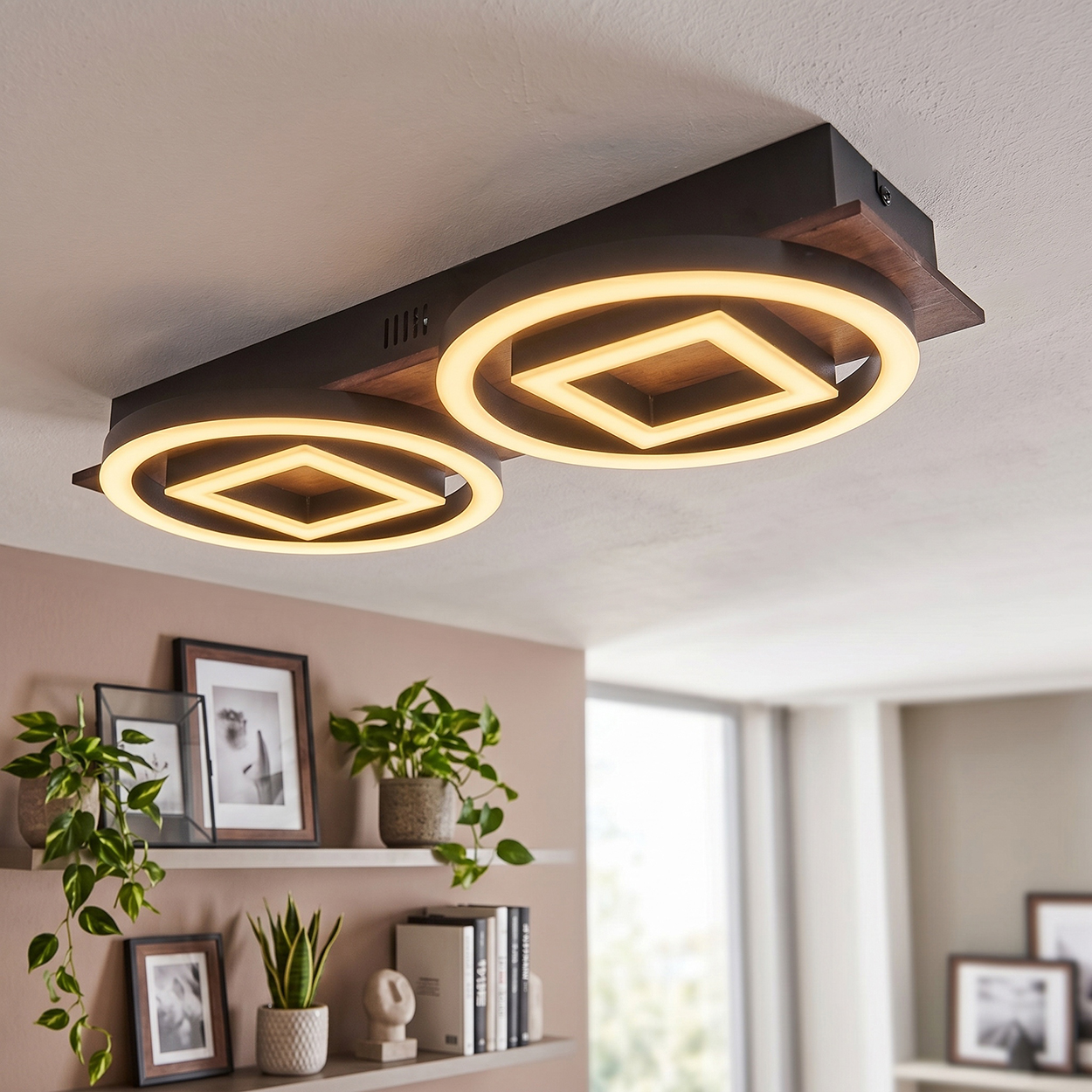 Moderne Deckenleuchte mit zwei beleuchteten Ringen und quadratischen Rahmen, auf Holz montiert.