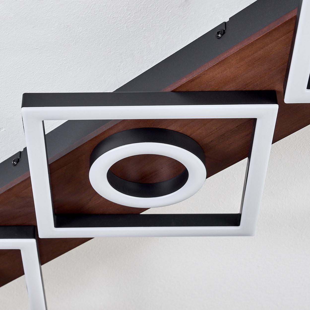 Moderne Deckenleuchte mit Holz, schwarzem Metall und weißen quadratischen Rahmen.