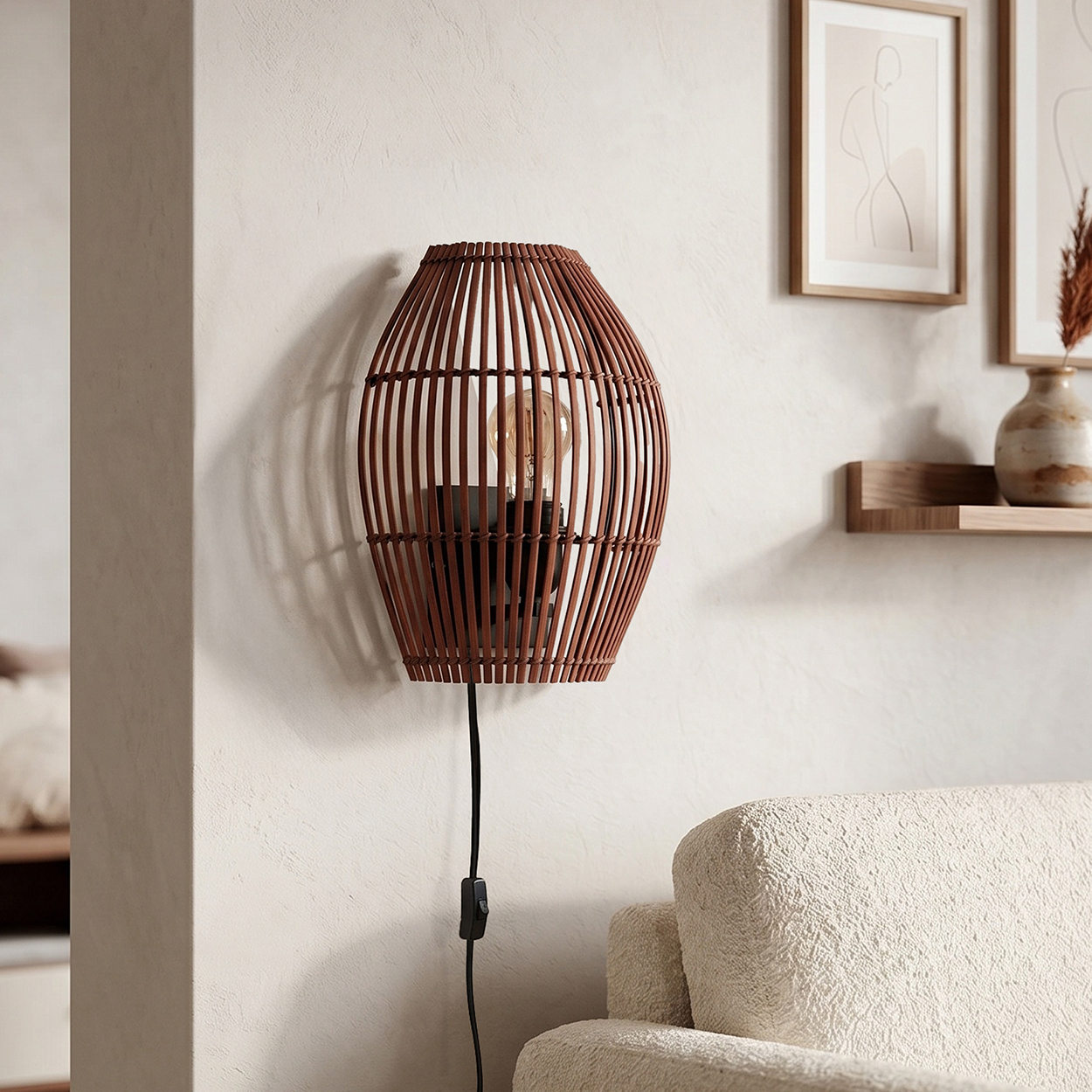 Eine Korbtischlampe mit braunem Lampenschirm und sichtbarer Glühbirne hängt an einer Wand.