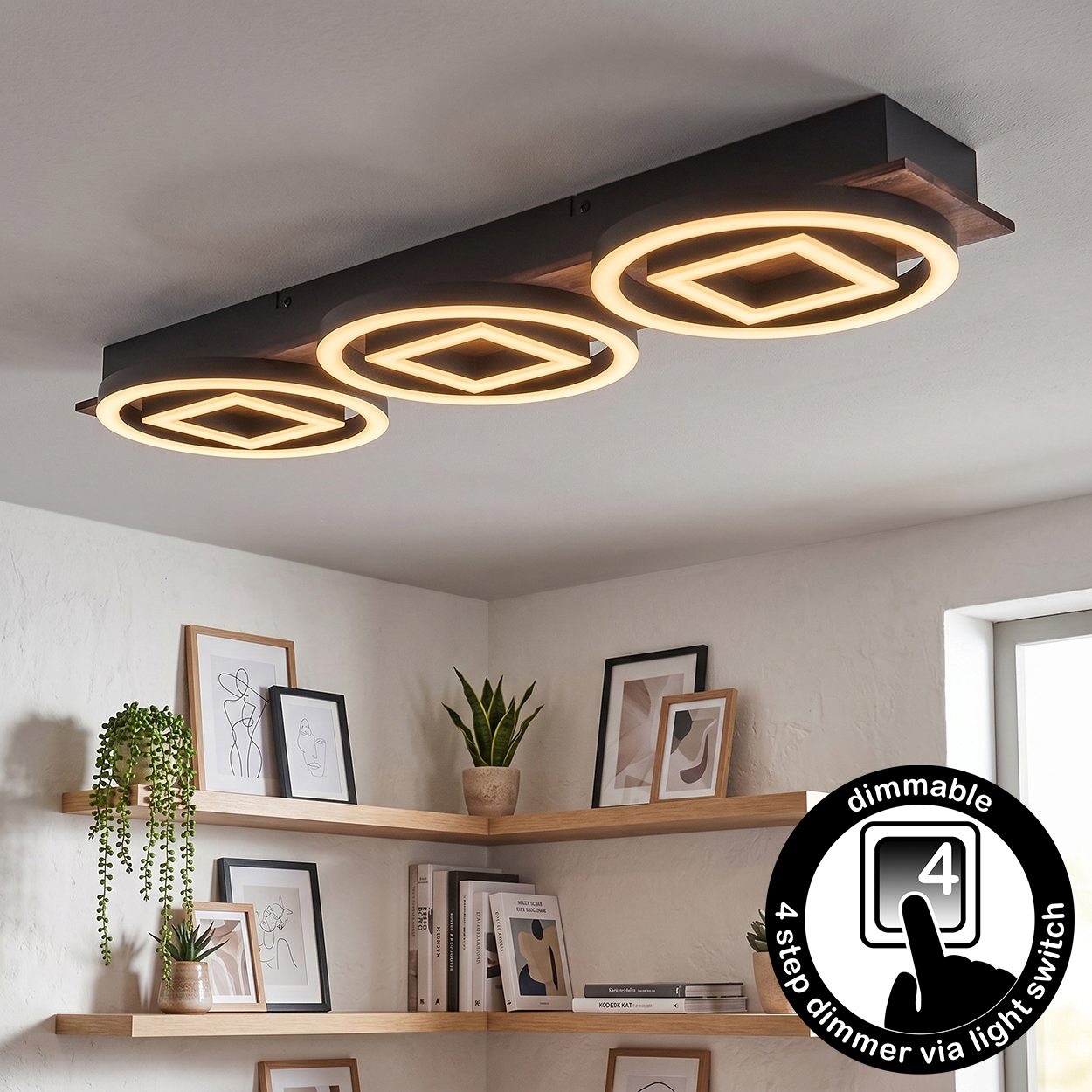 Moderne schwarze Deckenleuchte mit drei beleuchteten Ringen und Rauten.