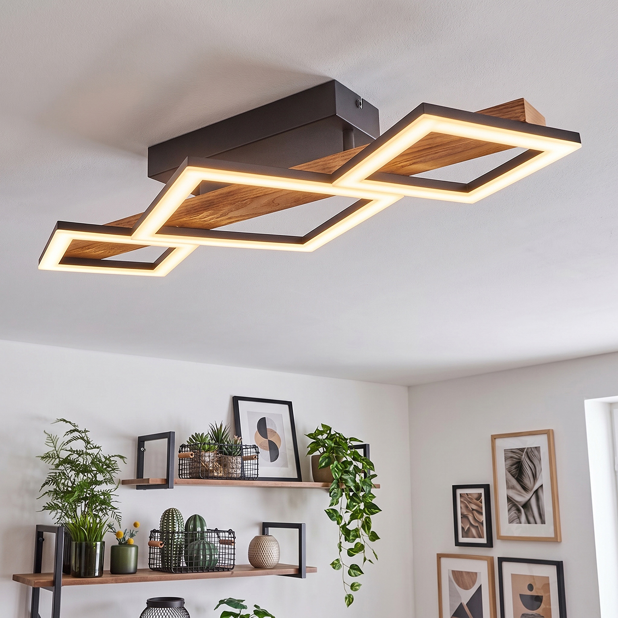 Moderne Deckenleuchte mit Holz und LED-Licht in geometrischem Design.