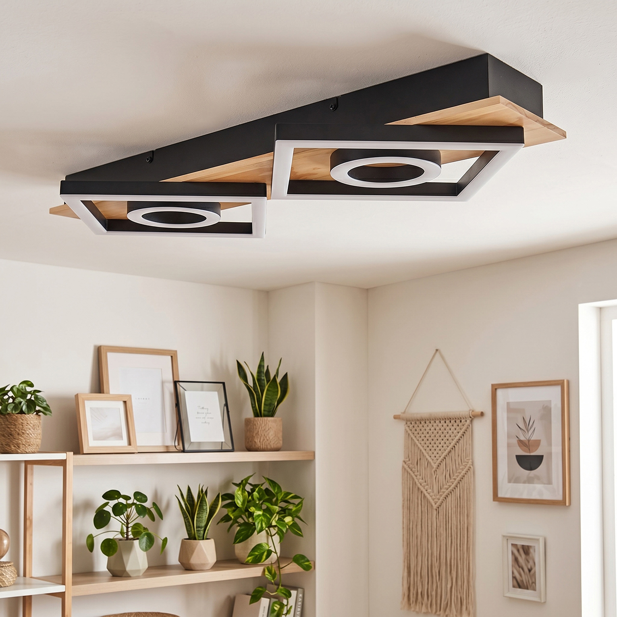 Moderne Deckenleuchte mit Holz und Metallakzenten, zwei Ringen.