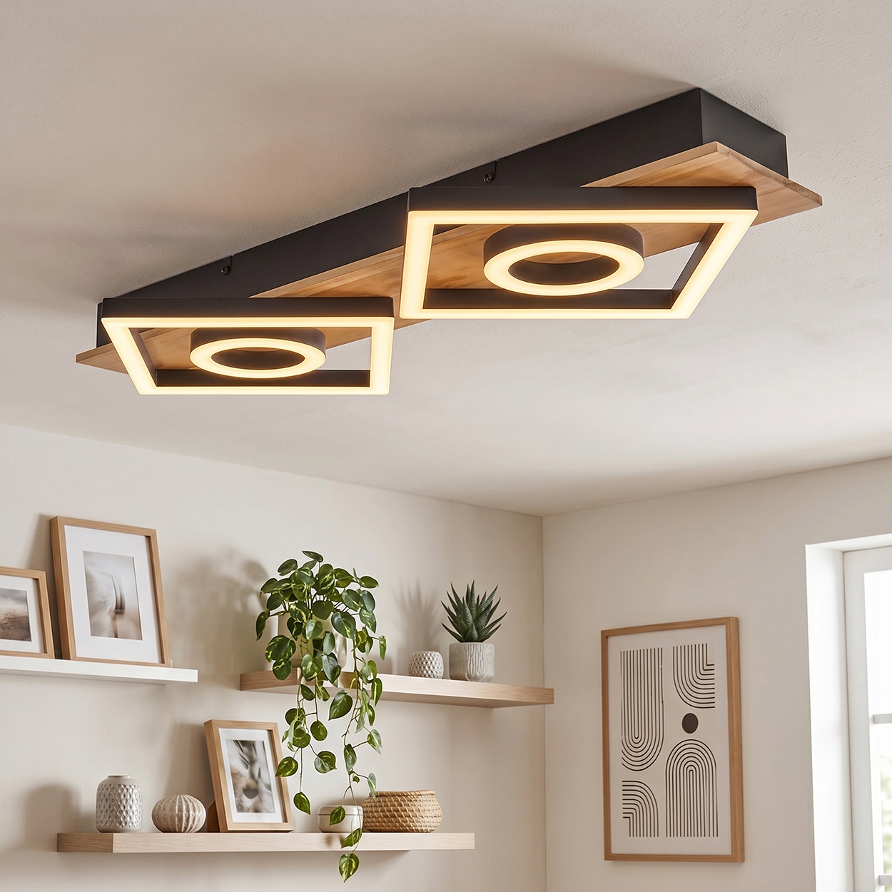 Moderne Deckenleuchte mit Holz und Quadrat-/Ringlichtelementen.