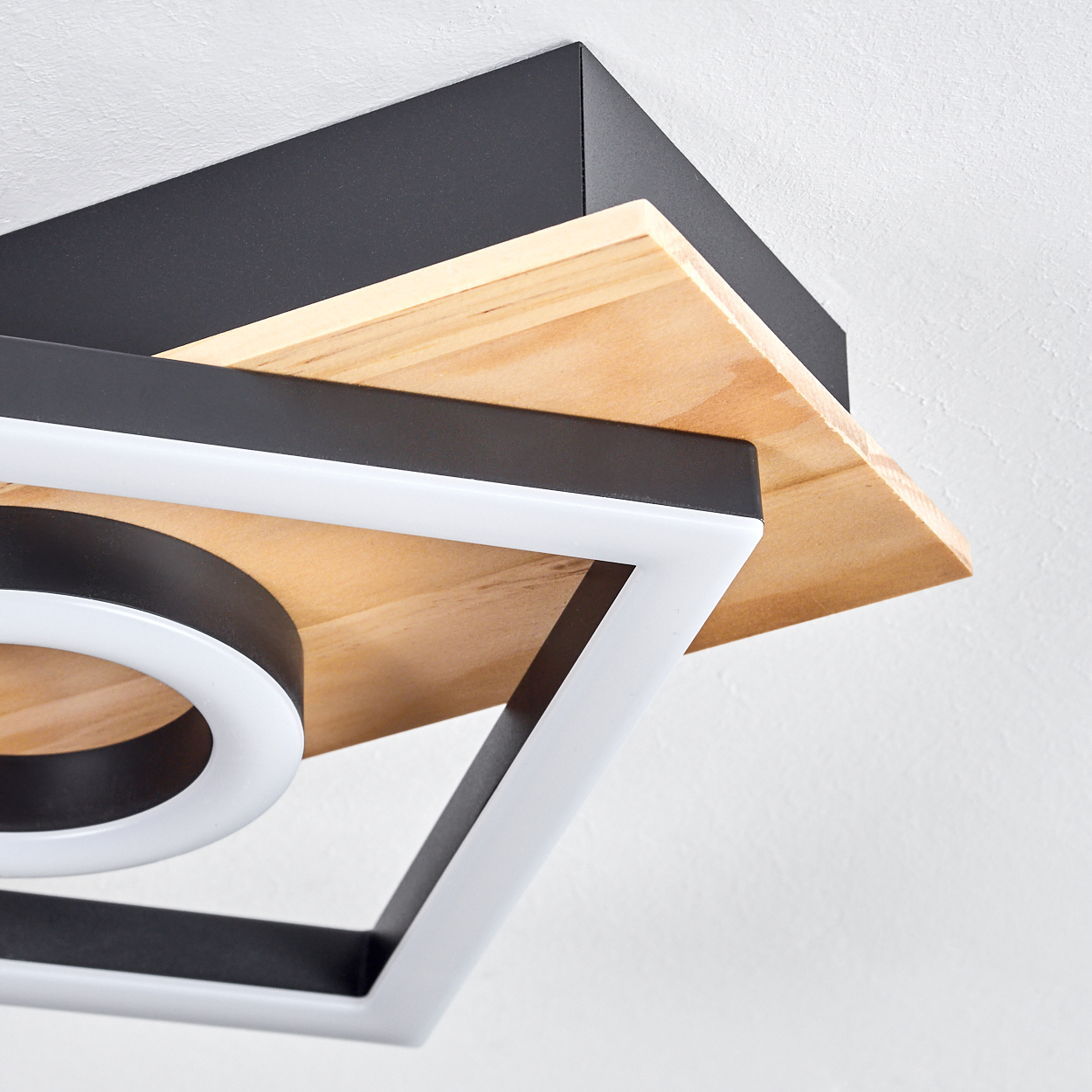 Moderne Deckenleuchte mit Holzplatte, schwarzem Rahmen und kreisförmigem LED-Licht.