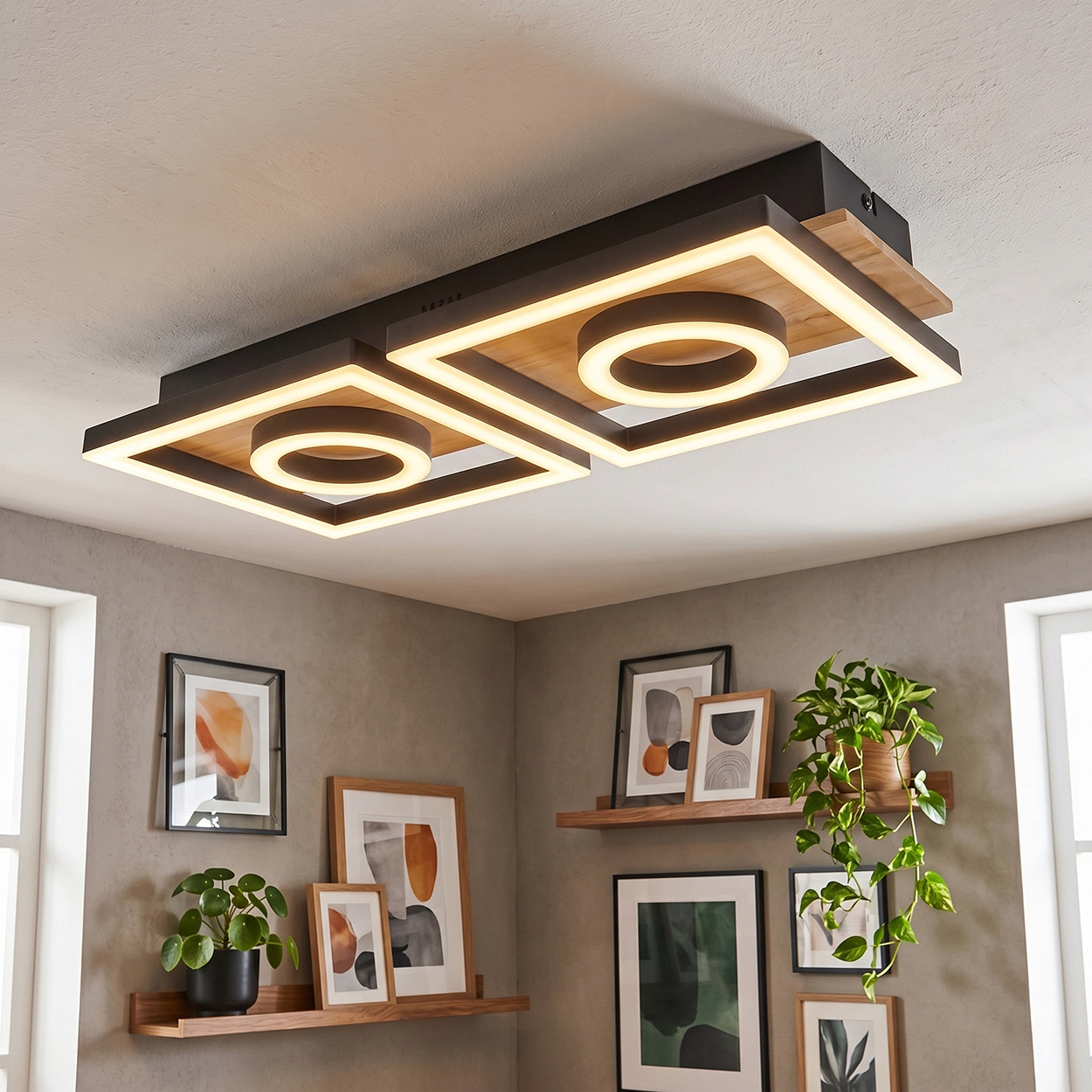 Moderne Deckenleuchte mit Holz und Metall, beleuchtet.