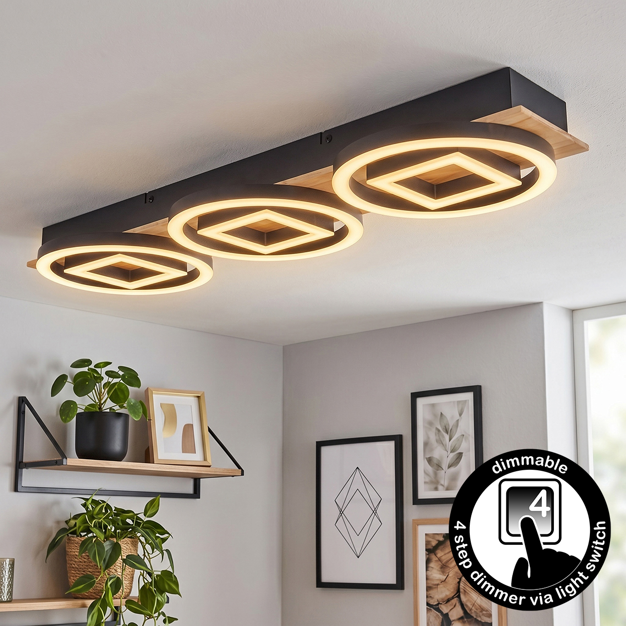 Moderne Deckenleuchte mit drei Ringen und Holzdetails, dimmbar über Lichtschalter.