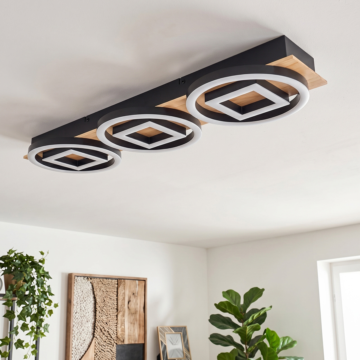 Moderne Deckenleuchte mit Holzdetail und drei Ringen mit quadratischen Einsätzen.