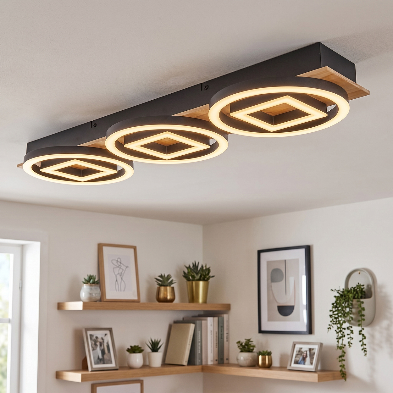 Moderne Deckenleuchte mit drei Ringen und Holzdetails, beleuchtet.