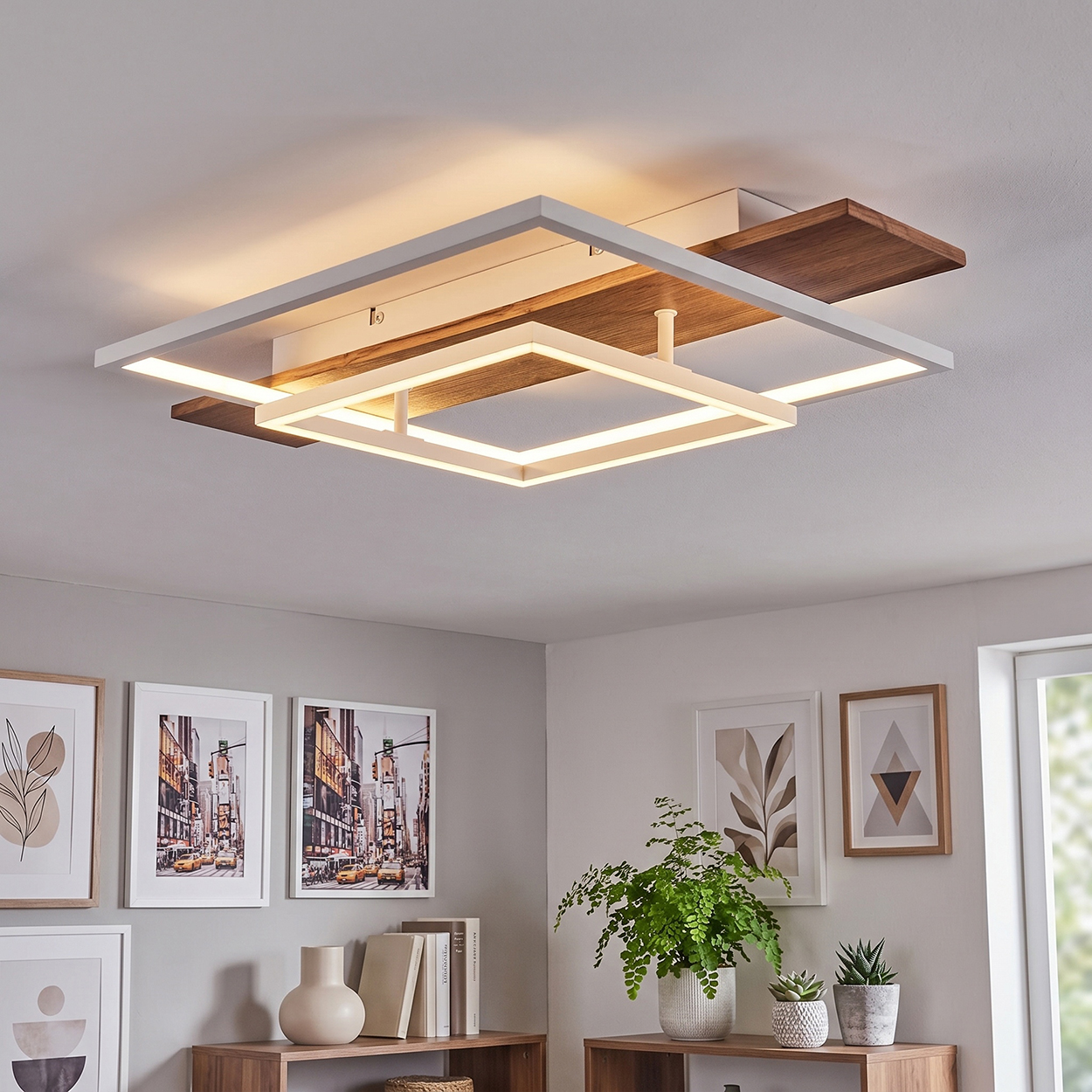 Moderne Deckenleuchte mit Holz- und weißen Elementen in geometrischer Anordnung.