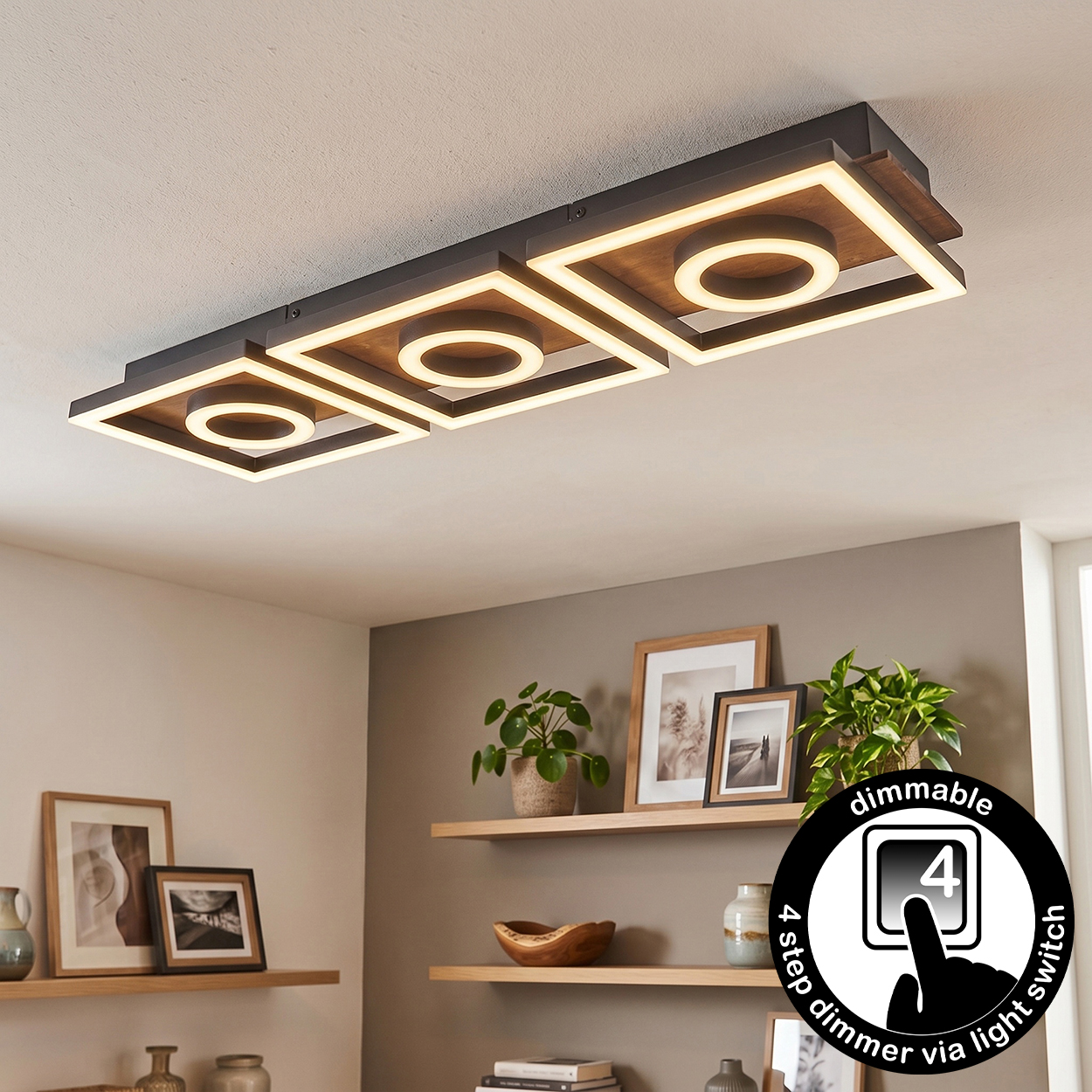 Moderne Deckenleuchte mit drei quadratischen Rahmen, Holzoptik und LED-Licht.