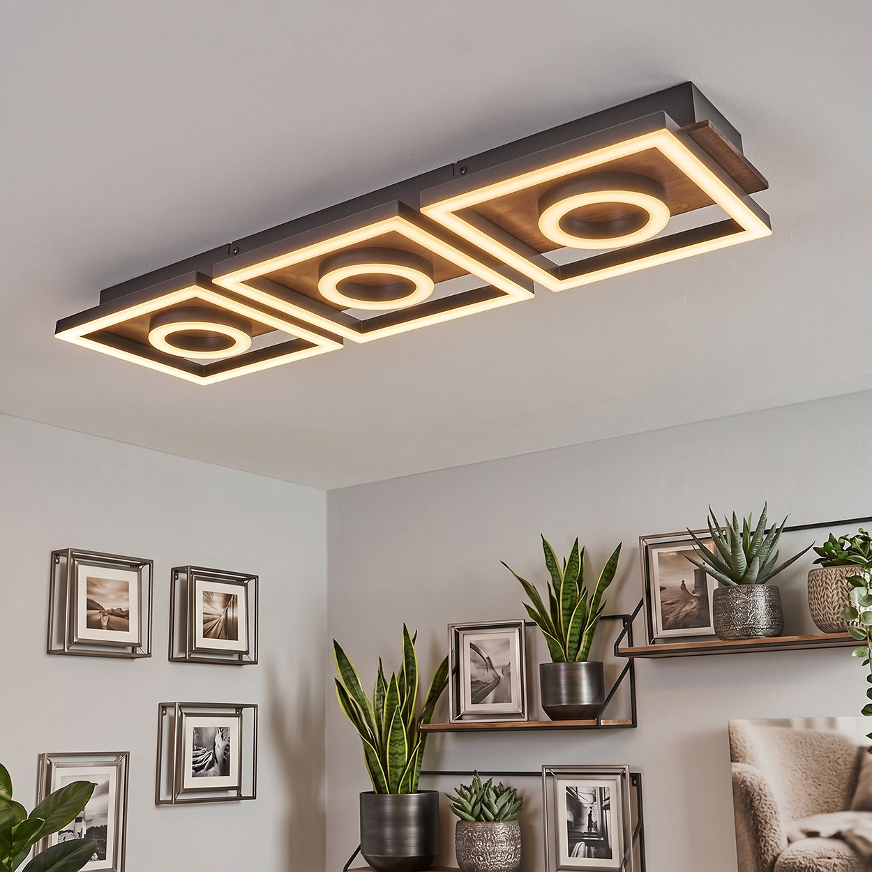 Moderne Deckenleuchte mit drei quadratischen Rahmen und inneren Kreisen, beleuchtet.