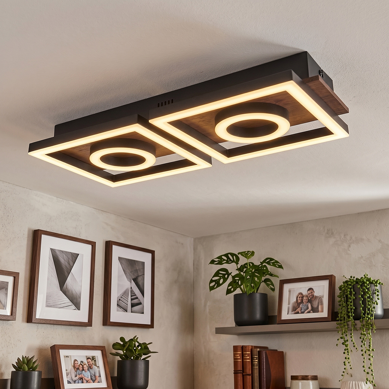 Eine Deckenleuchte mit zwei quadratischen Rahmen aus Holz und Metall mit LED-Beleuchtung.
