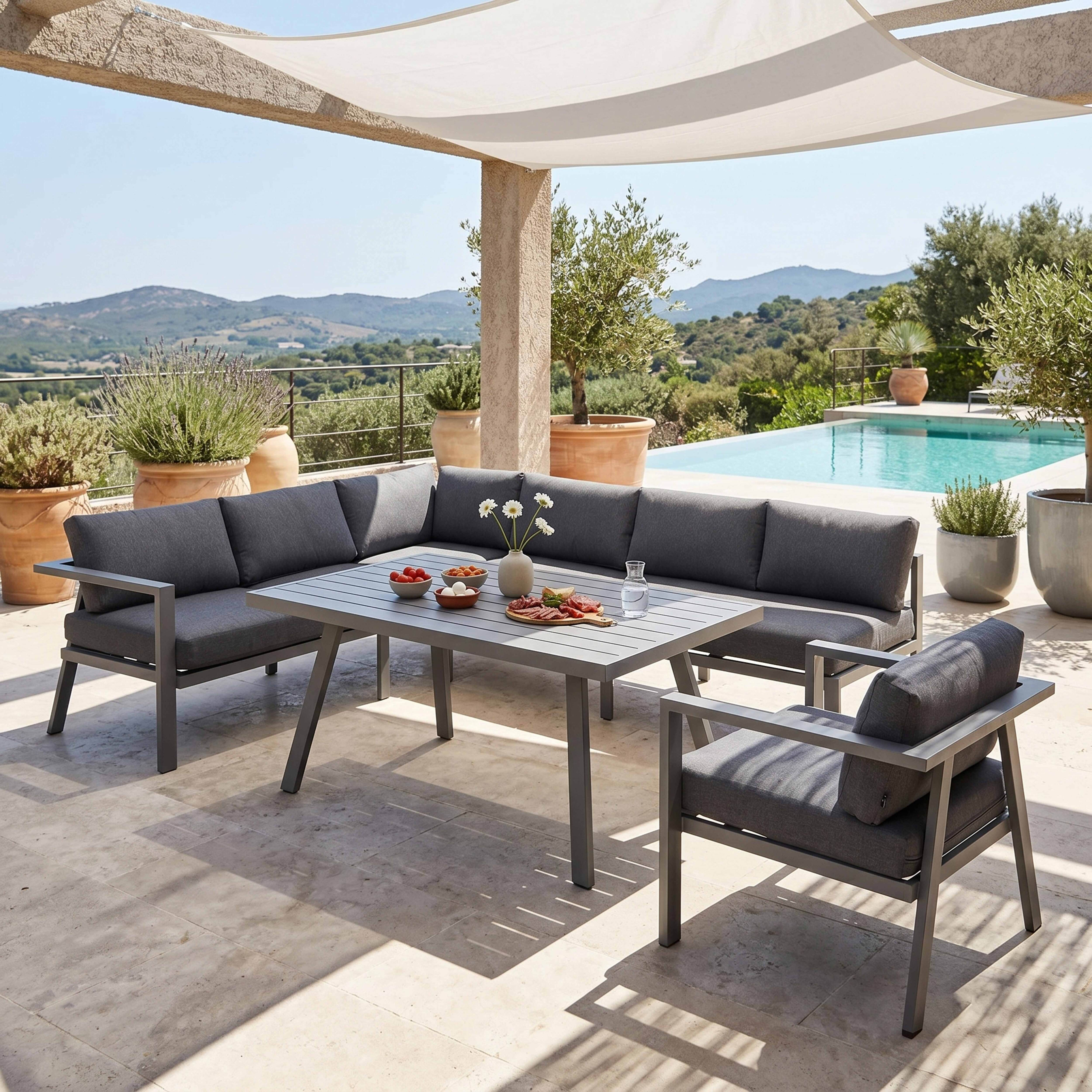 Ein moderner Au&szlig;enbereich mit Lounge-M&ouml;beln, Esstisch und Pool.