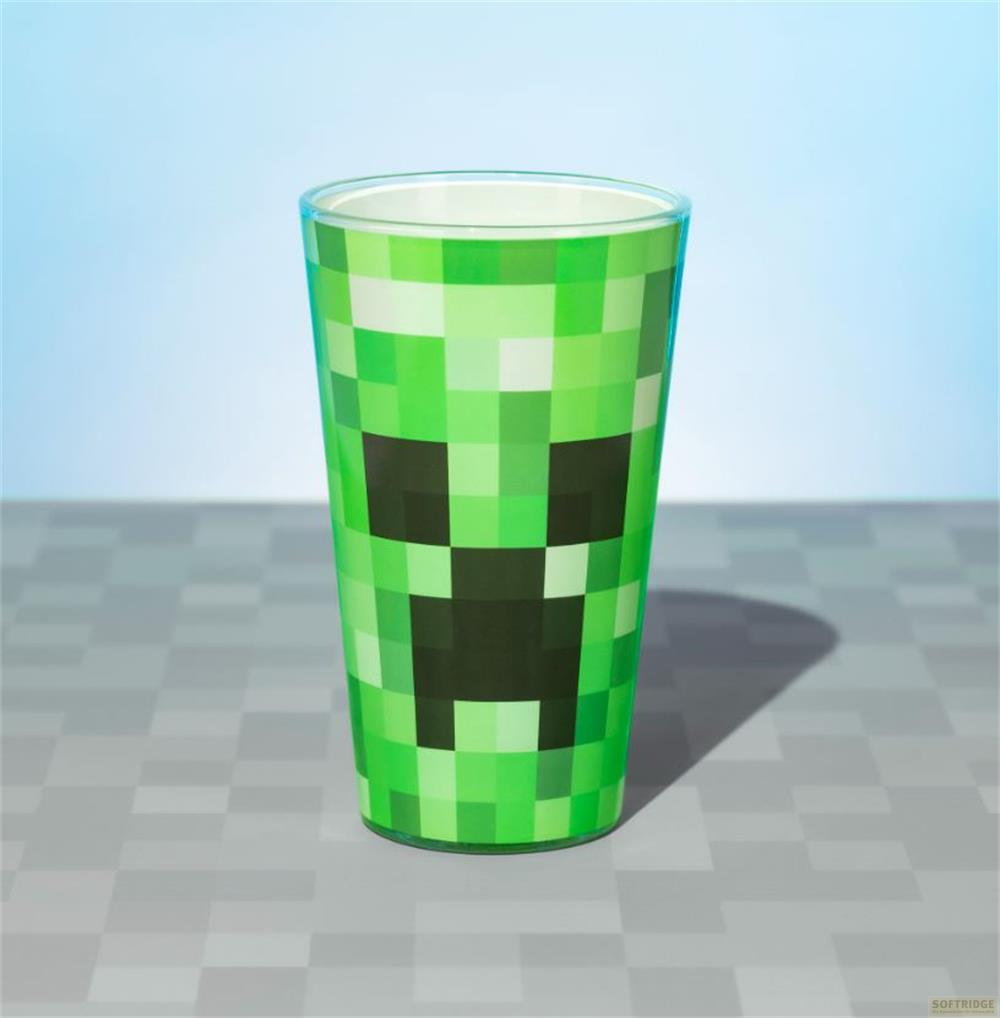 Ein grüner Becher mit dem pixeligen Gesicht eines Creeper aus Minecraft.