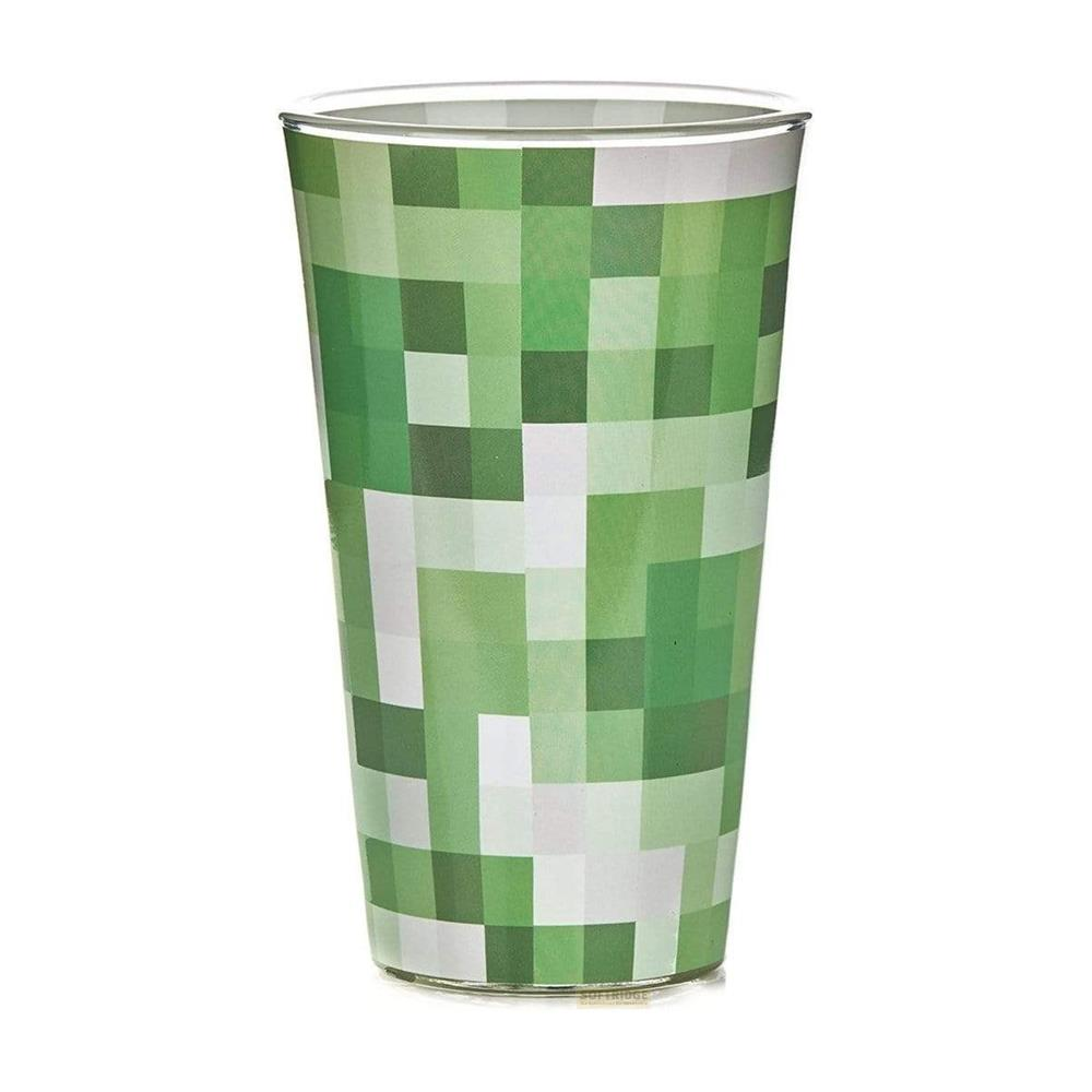 Ein Glas mit einem pixeligen grünen Muster, das an Minecraft erinnert.