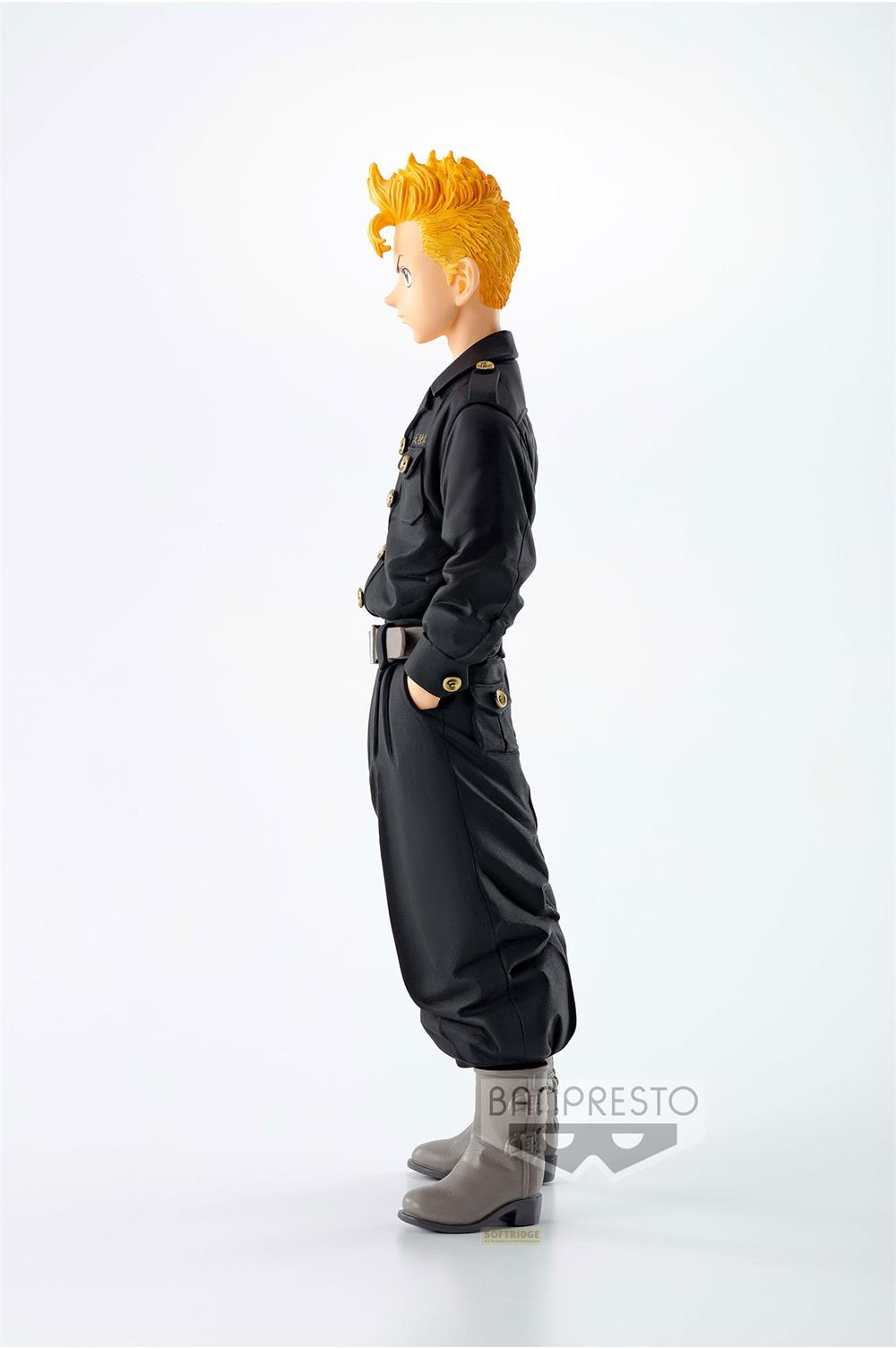Figura anime di un giovane con capelli arancioni in uniforme nera.