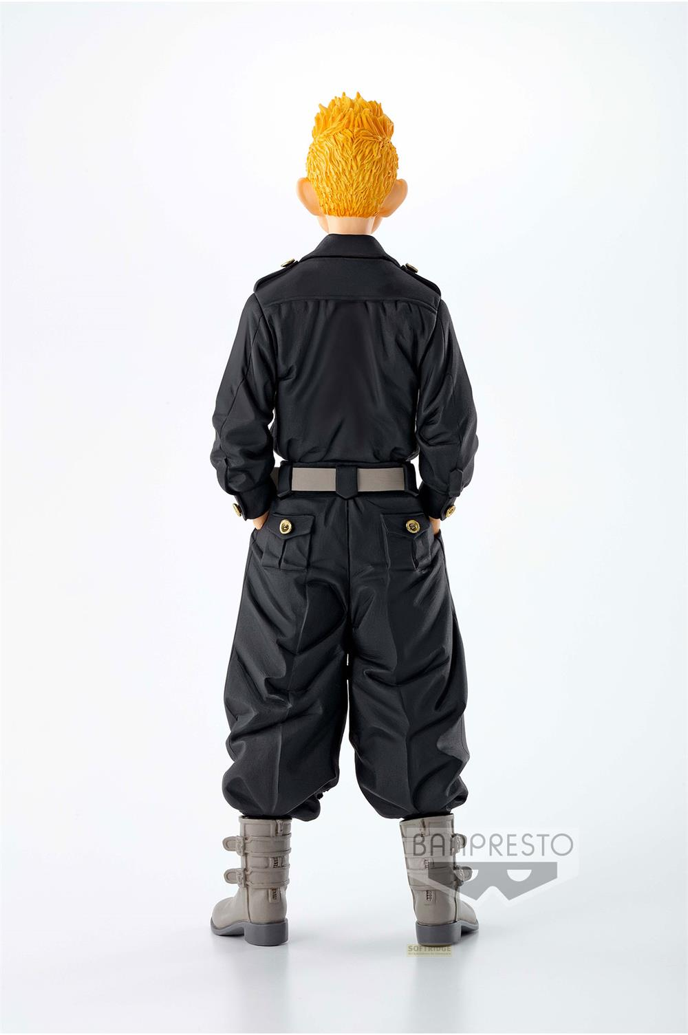 Un uomo con i capelli gialli indossa un'uniforme nera e stivali grigi.