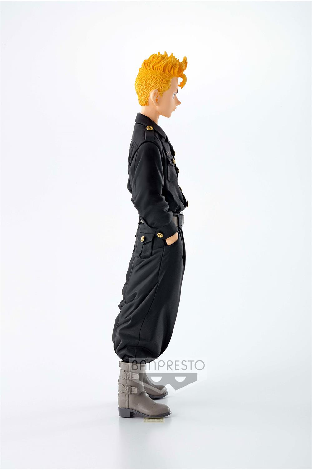 Una figura anime con capelli gialli, uniforme nera e stivali grigi.