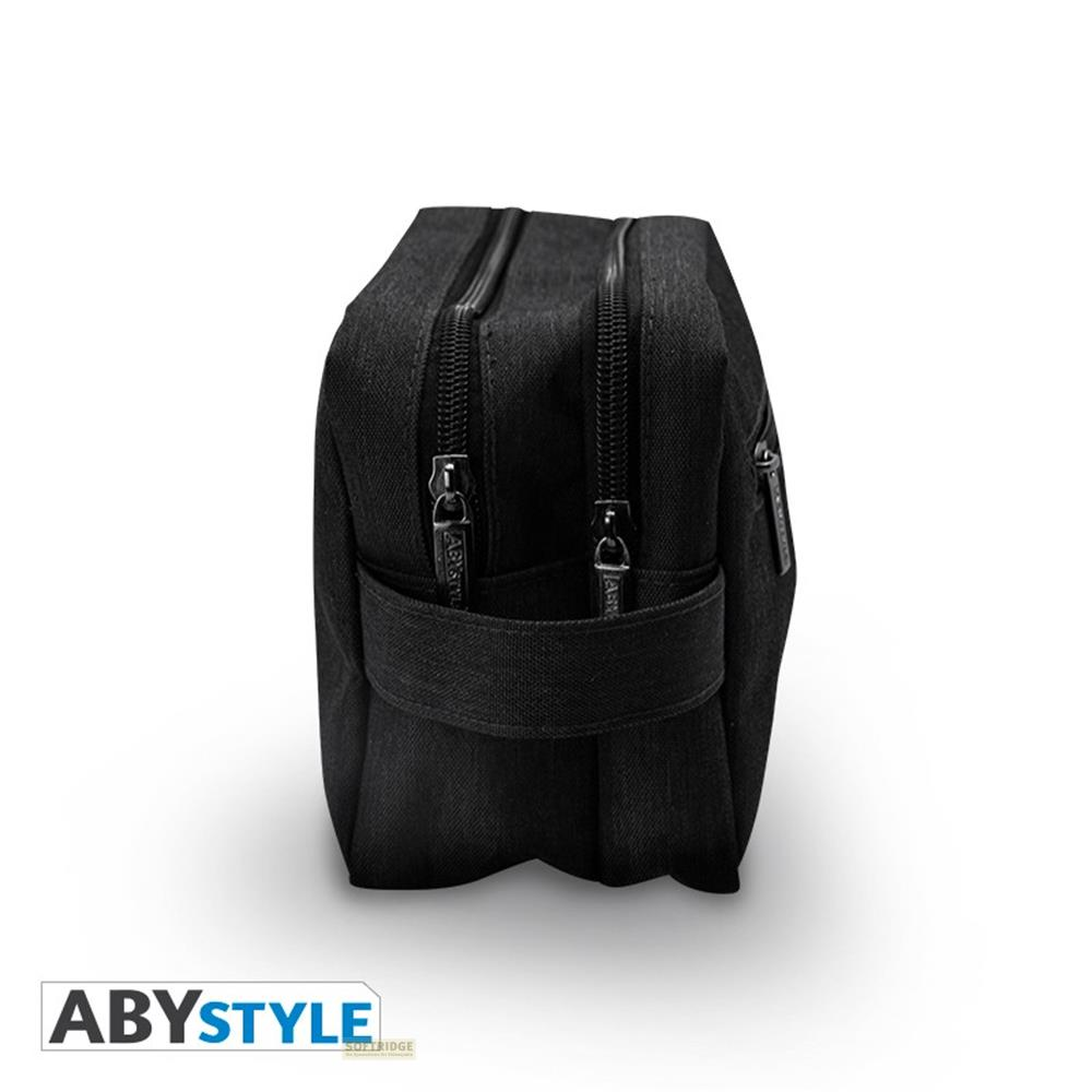 Schwarze Stofftasche mit zwei Reißverschlüssen und einem Griffband vorne.