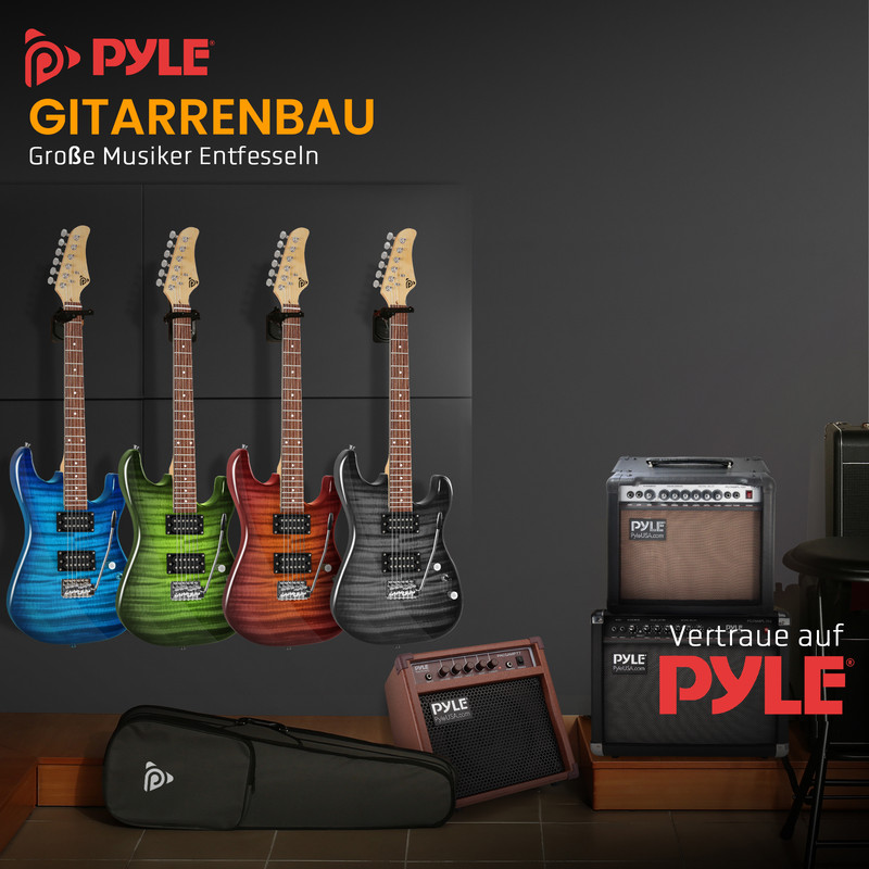 Vier E-Gitarren in Blau, Grün, Rot und Schwarz hängen an der Wand, daneben Verstärker.