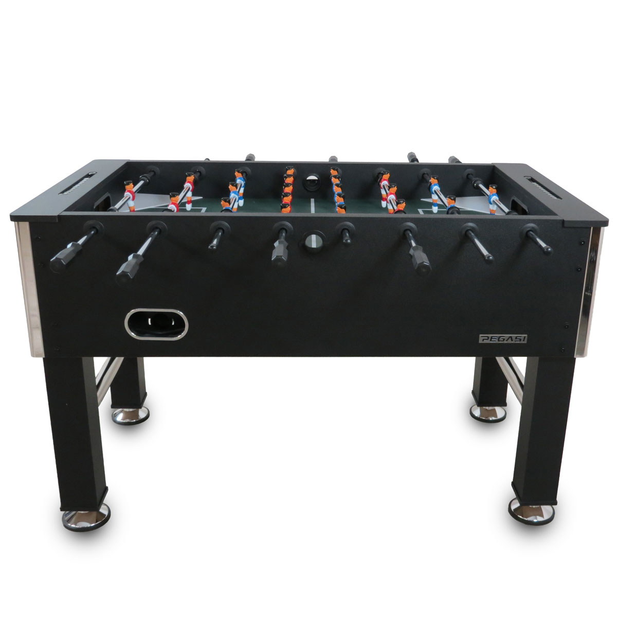 Een zwarte tafelvoetbaltafel met spelers en stangen op een witte achtergrond.