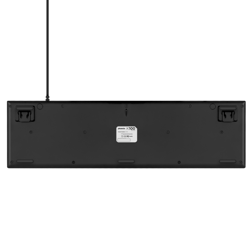 Reverso de un teclado negro con pegatina Phoenix K100 y cable.