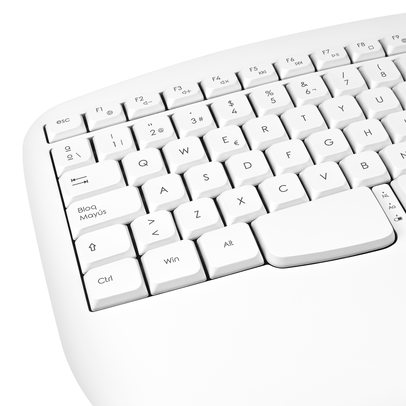 Un teclado de computadora blanco con etiquetas de teclas negras sobre fondo negro.